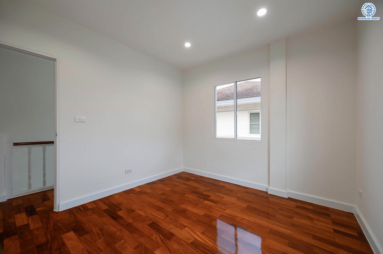 บ้านมือสองตกแต่งใหม่ แบรนด์ LH โครงการ มัณฑนา เพชรเกษม81 พร้อมรองรับทุกความสุข บนเนื้อที่ 54.4 ตร.ว. พื้นที่ใช้สอยกว่า 123.84 ตร.ม. พร้อมฟังก์ชัน 3 ห้องนอน 3 ห้องน้ำ จอดรถได้ 2 คัน บนทำเลเชื่อมต่อสู่ ถ.เพชรเกษม, ถ.พุทธมณฑลสาย4 ใกล้เดอะมอลล์ บางแค และม.มหิดล...